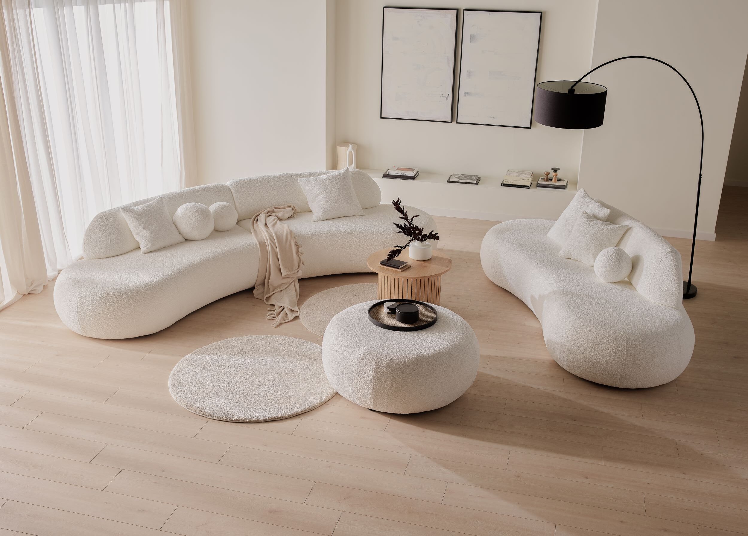 Jasna sofa i fotele PUSZMAN w aranżacji salonu